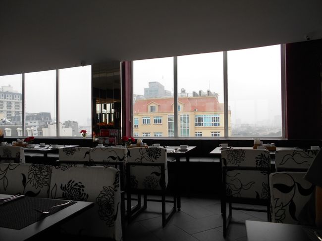 店内は、あちこちに鏡が貼ってあって<br />広く見せられています。<br />