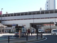 １５分ほどで、ＪＲ鶴見駅東口バスターミナルに来ました。

正面は、京急鶴見駅。