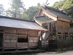 神魂神社。

他の方のブログをみると、静まりかえっていて、
とてもパワーがあると…

全然ちがいました。
行った時期、時間帯が悪かったのか…
団体客がわんさかきて、社務所には行列、御朱印のかかりの人はいらいらしてて眉間にシワよせながら書く…
私もいらいらしてしまい、よい印象なしです。
御朱印帳もなかったためもらっていません。

静かなときに行きたかったな…。