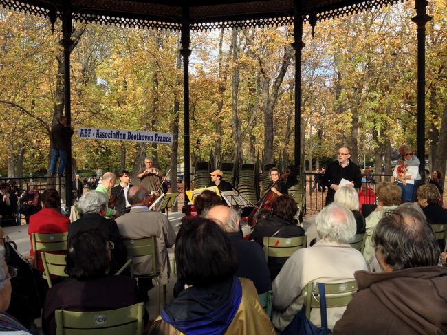 <br />　　リュクサンブール公園を散歩していたら、人がぞろぞろと<br /><br />　　何だろうと思っていたら、ベートーベンのコンサートが！！<br /><br />　　さすが、公園で聞けるなんて！