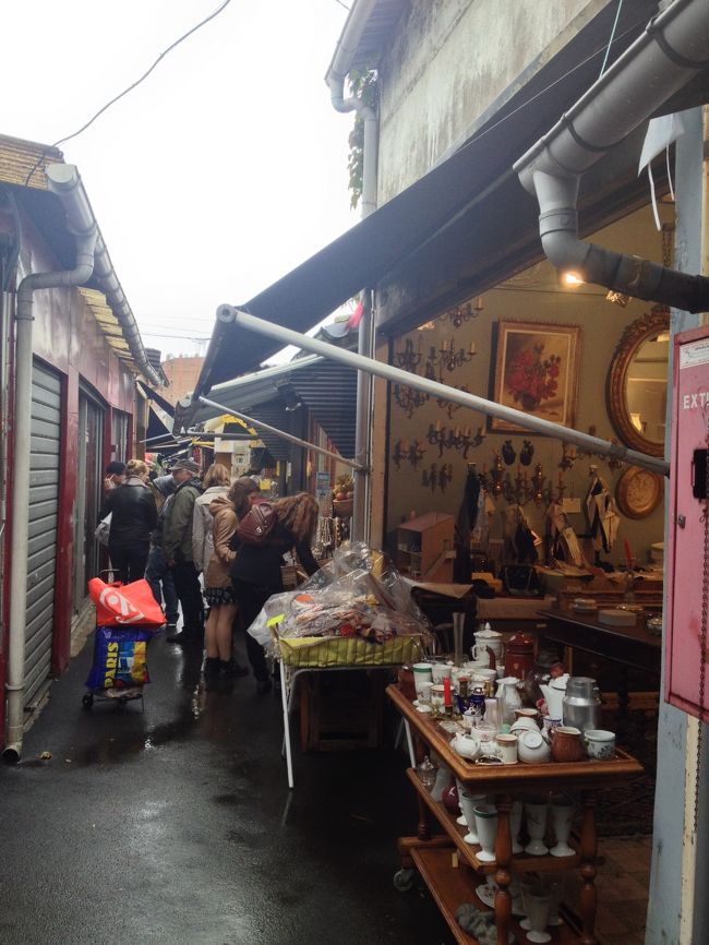 <br />　クリニャンクールの蚤の市。相変わらず人は多かった。<br /><br />　大きすぎて、ターゲットを決めて行った方がいいですね。<br /><br />　友人とおいしいランチができました。