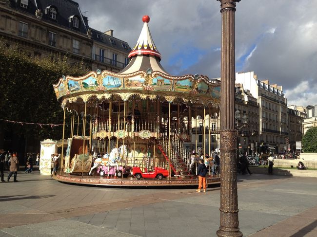 <br />　パリ市庁舎前のメリーゴーランド