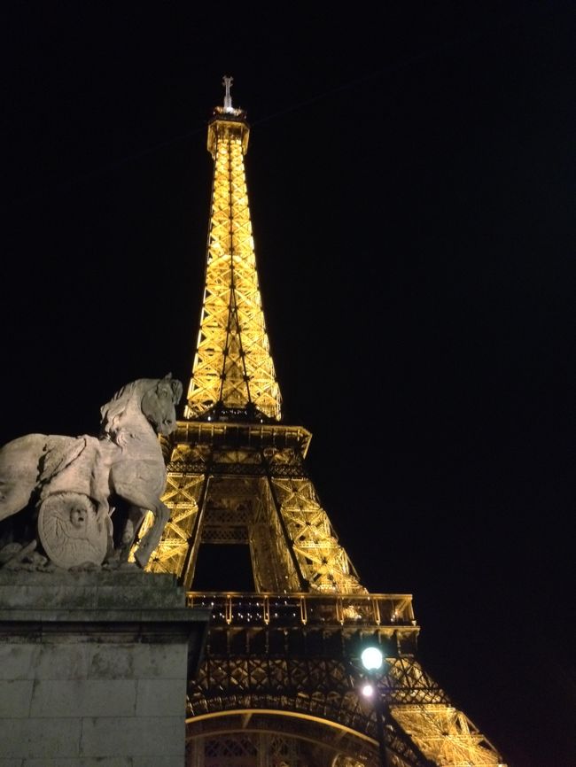 <br />　夜、友人と６３番のバスに乗りエッフェル塔まで、お手軽な<br /><br />　プチ観光バス気分です。15年以上パリに住む友人は力強い<br /><br />　味方です。カフェでショコラを飲み、又バスで戻ります。