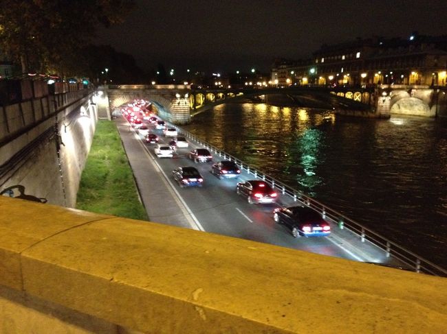 <br />　夜、一人でたしか２５番のバスに乗り、オペラまで<br /><br />　行きました、人通りが多く怖くはないんですが、スマホを<br /><br />　取られる事が本当に多いらしくそれだけは気を付けていました。