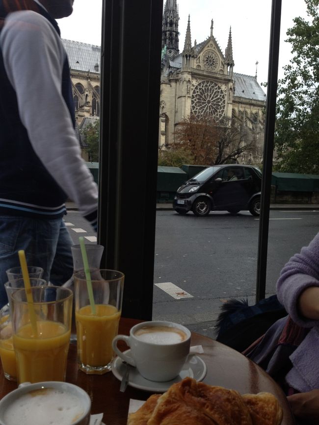 <br />　パリ最後の朝は、友人と近くのカフェで。ノートルダムが<br /><br />　見えています。