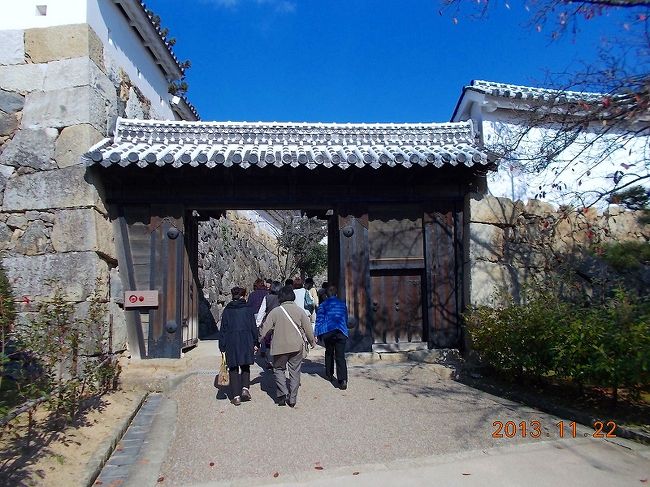 2013.11.22（金）国宝 姫路城。場内へ入門。門また門の連続、行く先は迷路だ。