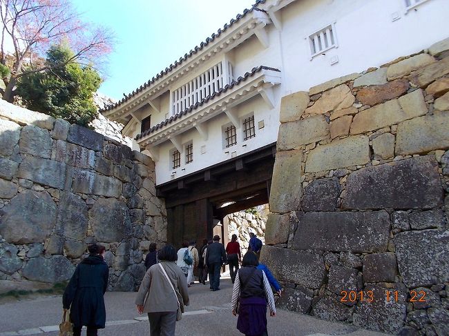 2013.11.22（金）国宝 姫路城。場内へ入門。門また門の連続、行く先は迷路だ。