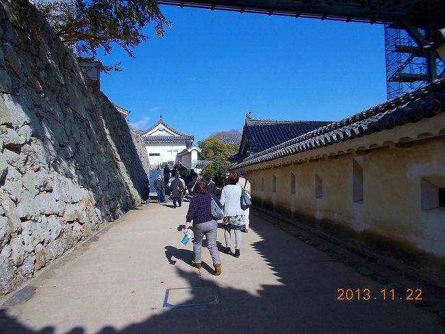 2013.11.22（金）国宝 姫路城。場内へ入門。門また門の連続、行く先は迷路だ。