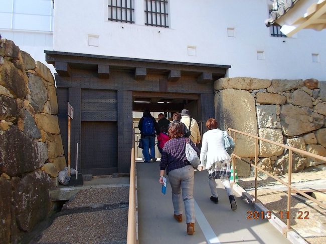 2013.11.22（金）国宝 姫路城。場内へ入門。門また門の連続、行く先は迷路だ。