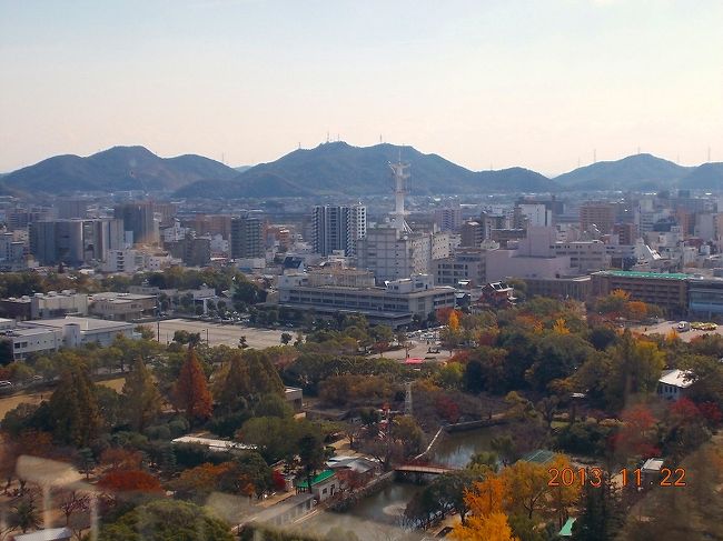 2013.11.22（金）国宝 姫路城。天守閣横付けの見学者スペースのエレベータで８階へ。姫路市内眺望。