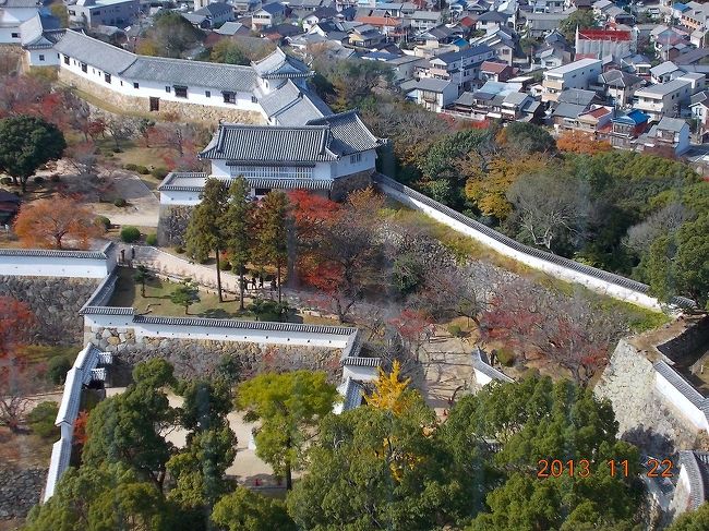 2013.11.22（金）国宝 姫路城。天守閣横付けの見学者スペースのエレベータで８階へ。姫路城壁眺望。