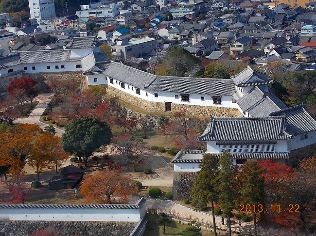 2013.11.22（金）国宝 姫路城。天守閣横付けの見学者スペースのエレベータで８階へ。姫路城壁眺望。