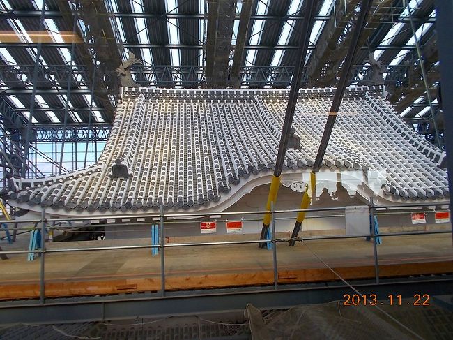 2013.11.22（金）国宝 姫路城。天守閣横付けの見学者スペースのエレベータで８階へ。完成している天守眺望。