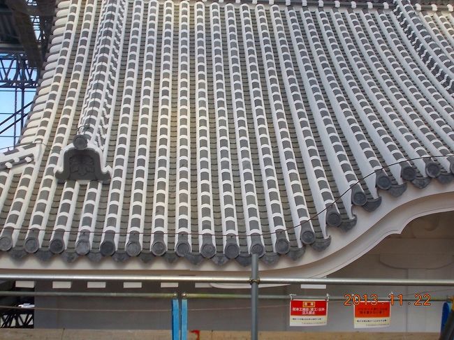 2013.11.22（金）国宝 姫路城。天守閣横付けの見学者スペースのエレベータで８階へ。完成している天守眺望。