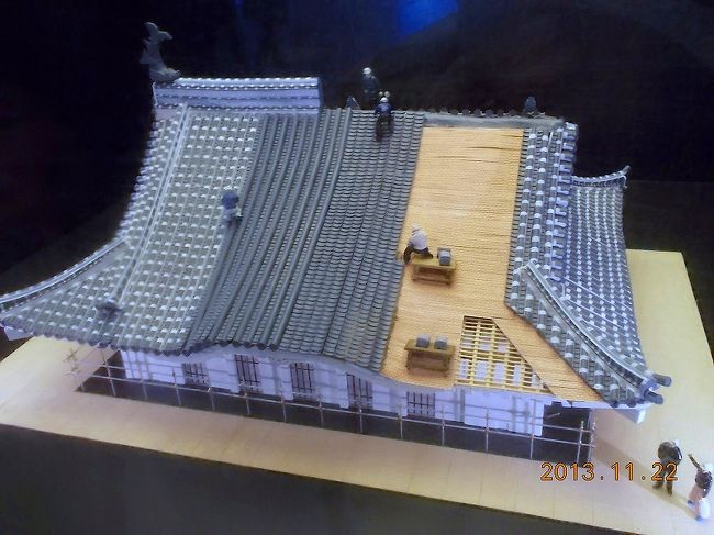 2013.11.22（金）国宝 姫路城。天守閣横付けの見学者スペースのエレベータで８階へ。改修工事ジオラマ。