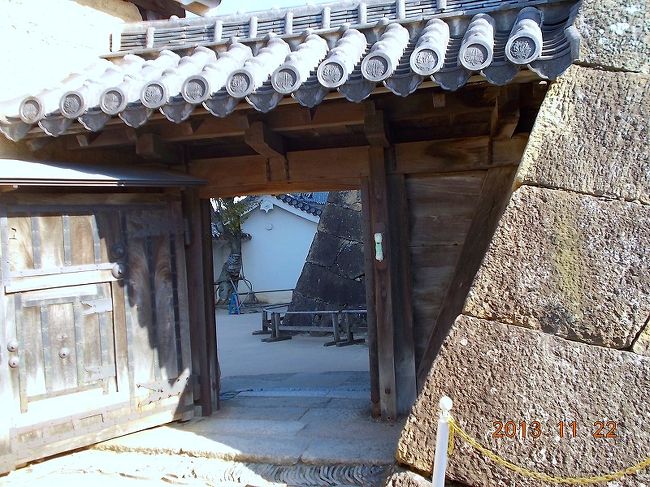 2013.11.22（金）国宝 姫路城工事中の見学を終えて外部へ。帰路もまたまた門・門の連続だ。