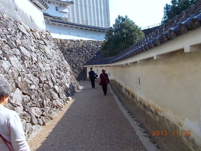 2013.11.22（金）国宝 姫路城工事中の見学を終えて外部へ。帰路もまたまた門・門の連続だ。