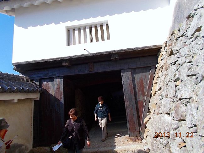 2013.11.22（金）国宝 姫路城工事中の見学を終えて外部へ。帰路もまたまた門・門の連続だ。