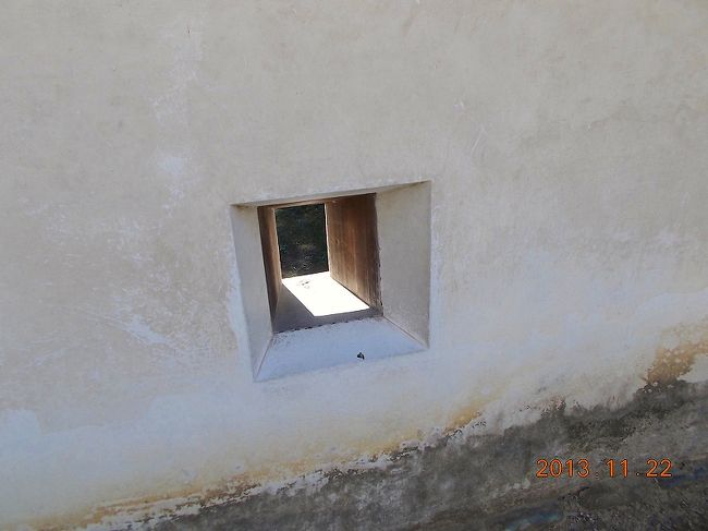 2013.11.22（金）国宝 姫路城工事中の見学を終えて外部へ。帰路もまたまた門・門の連続だ。鉄砲狭間。