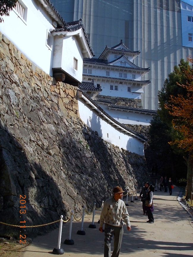 2013.11.22（金）国宝 姫路城工事中の見学を終えて外部へ。帰路もまたまた門・門の連続だ。