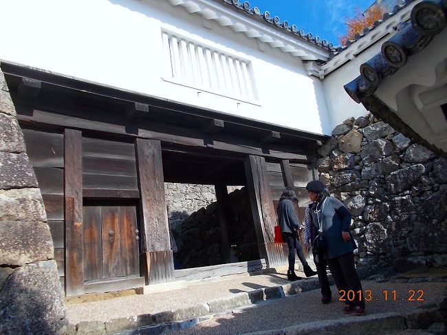 2013.11.22（金）国宝 姫路城工事中の見学を終えて外部へ。帰路もまたまた門・門の連続だ。
