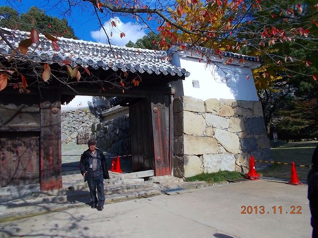 2013.11.22（金）国宝 姫路城工事中の見学を終えて外部へ。帰路もまたまた門・門の連続だ。