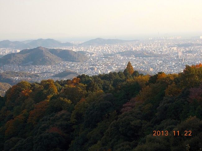 2013.11.22（金）書写山ロープウエイで７００ｍ頂上へ。園教寺摩尼殿まで８００ｍのウオーキング。途中、姫路の街を望んで。