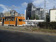 3番のトラムも、工事のためか、あらぬ方向に行き、途中で降りて、諦めてタクシーで行くことに。
