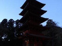 外に出ると、まだ少し暗かったですが
月と五重塔が美しく映えていました。

私勘違いをしておりまして、身延山のロープウエイが常時
朝６時から営業していると思っておりました
どうも、お正月と特定の日だけということで
こちらからの富士山は見ることができませんでした