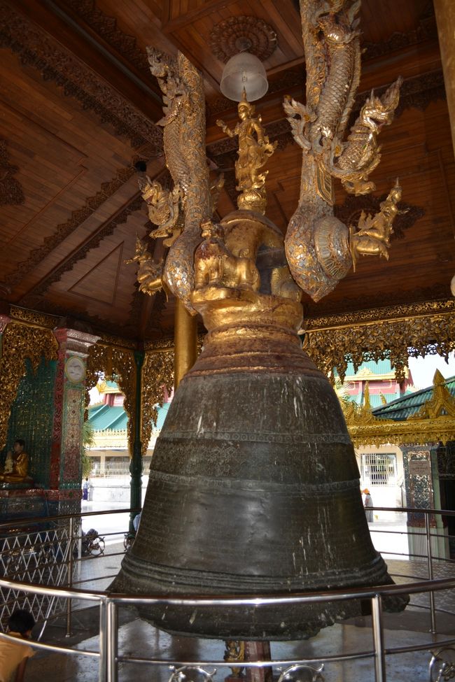 これが、マハーガンダの鐘。重さ24トン、高さ3.34m、直径2.05m。