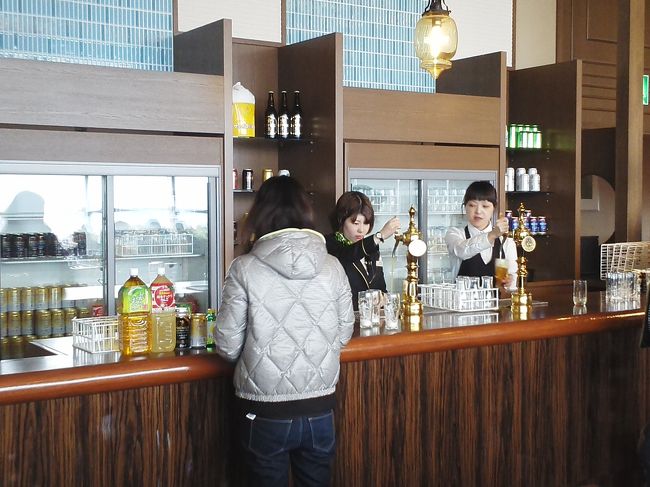 カウンターでビールをついでもらいます。