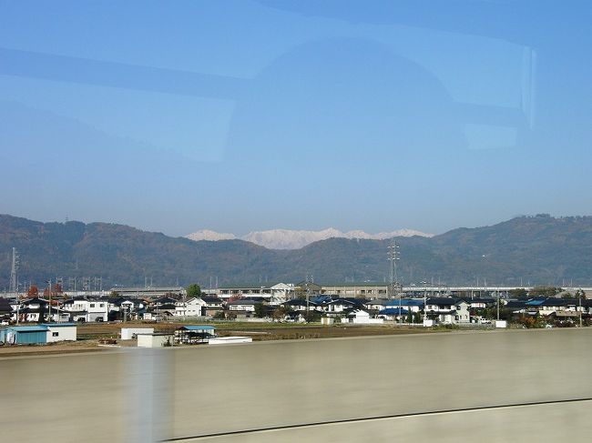 高速道路から雪をかぶった北アルプスが車窓から視界に入ってくる・・。
