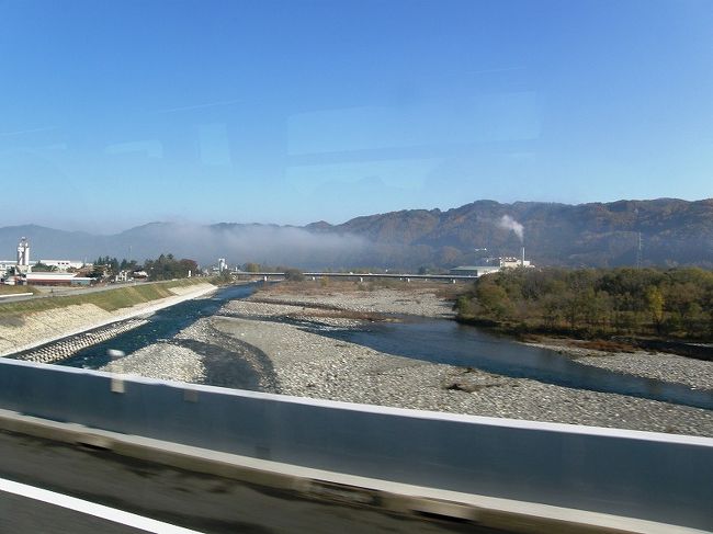 梓川を渡ります。