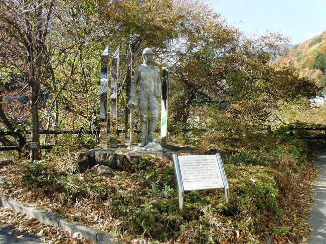 アルプスの郷　竣工記念のアルピニストの像だそうです。