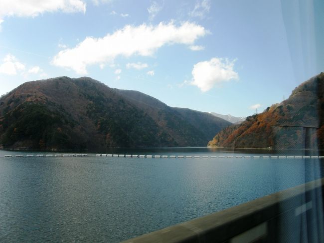 梓川に造られたダム湖の脇を通ります。<br /><br />