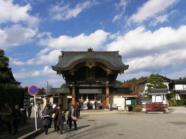 高山別院の山門。