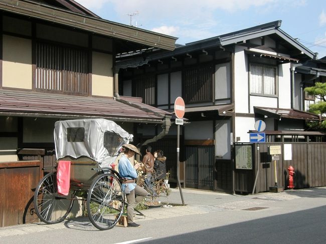 暇な様子・・<br /><br />　携帯かスマホに夢中・・。<br />