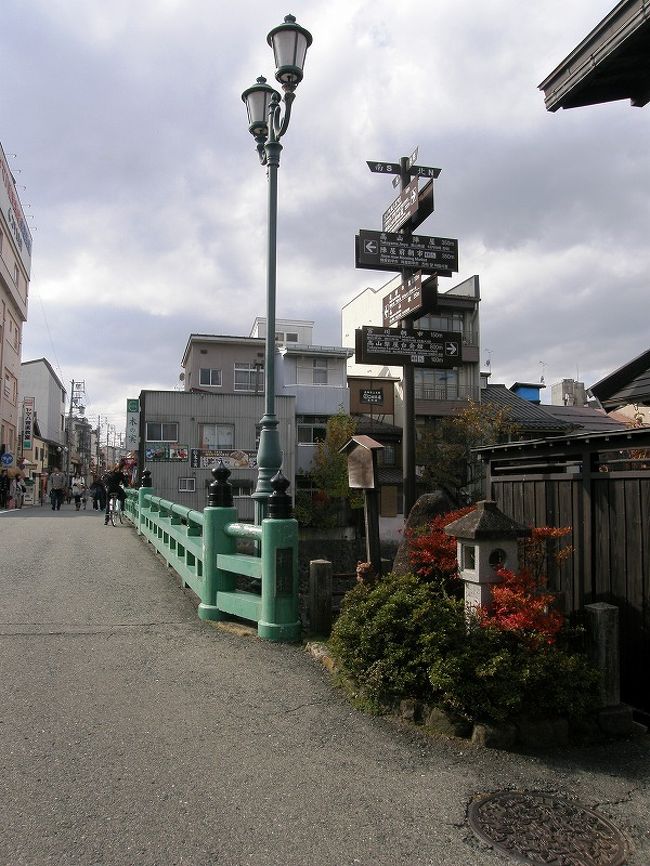 高山らしい道標・・<br /><br />　親切丁寧。