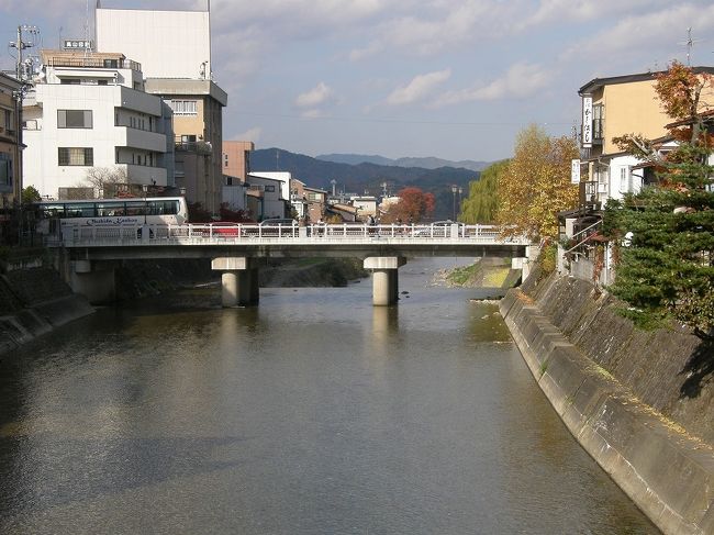 宮川の先に飛騨の山並み。