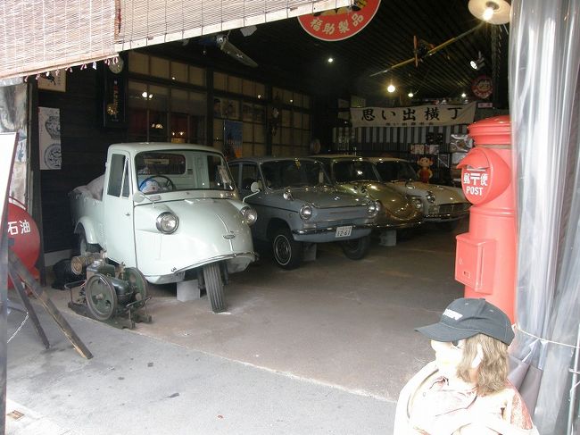 丸ポストも珍しいがオート三輪も・・。