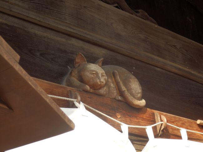 屋根には木彫りのにゃんこが眠り猫のようにちょこんと乗っていて…