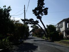東海道線の下をトンネルでくぐる。
