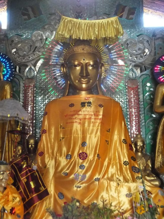 シン・イッザゴナ(Shin Izza gawna)の像。<br /><br />バガン王朝時代に、Shin Izza gawnaという僧によって建てられた。<br />この僧はいわゆる錬金術師で、真鍮を金にしたり、金銀財宝の雨を降らせてたりしたそうな。<br />そして、盲目の目を、片目がヤギの目、もう片方が牛の目に取り替えたそうです。