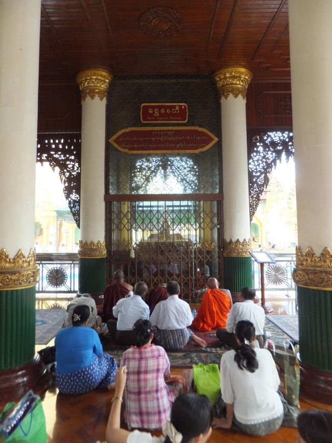 シュウェダゴン・パヤーの金のレプリカ。<br />1999年の新しい傘に換えた記念に作成した。<br /><br />人多すぎで近くで撮れなかった。