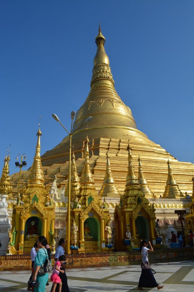 そういえば、肝心のシュウェダゴン・パヤー(Shwedagon Pagoda)を紹介していなかった。<br /><br />ほら、こんなにでかいんです。