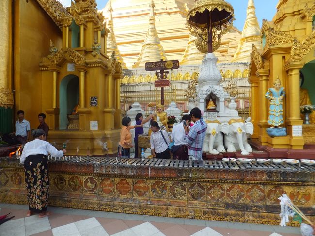 シュウェダゴンには各曜日の祭壇があります。<br />自分が生まれた曜日の祭壇でお祈りをするそうです。<br /><br />私は月曜日産まれなので、月曜日の祭壇で。<br /><br />（そこら辺のおっさんが生年月日を言えというので言ったら、<br />  誕生曜日を教えてくれました。）