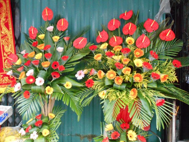 このような、大きな花束のタイプもあるようで・・・。<br />アンセリウムはよく見かけました。