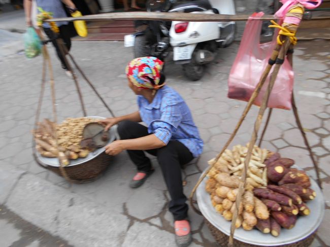 ハノイのど真ん中なのに<br />けっこう天秤棒を担いで商売をしているおばちゃんを<br />多く見かけました。
