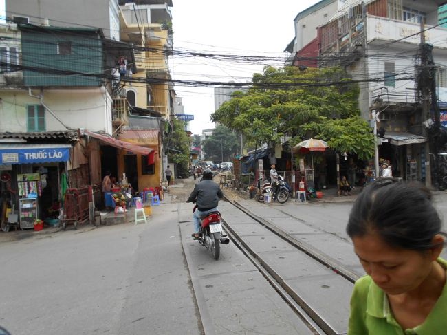 この線路を渡って、ハノイＢ駅に向かいます。<br />明日の夜は、この線路の上をサパに向かって走ることになります。