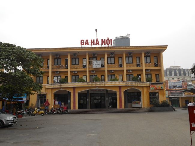 ハノイＢ駅に到着。<br /><br />ここで、サパからの帰りのチケット<br />ラオカイ⇒ハノイへの寝台切符を買おうと思ったら<br />チケット売り場はハノイ駅でしたので、また引き返します＾＾；<br /><br />・・・よく確認してから行こうね(笑)<br /><br />でも、列車に乗るのはここからなので<br />まあ、下見に来たということで・・・ (・・*)ゞ ﾎﾟﾘﾎﾟﾘ